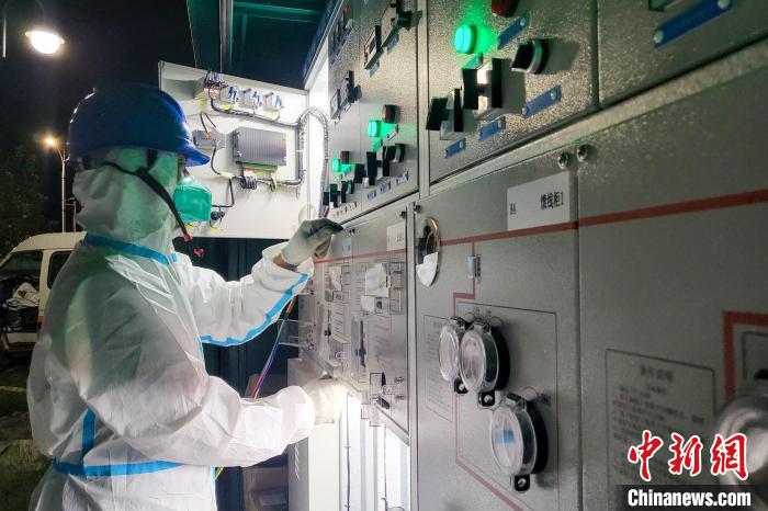 西藏電力部門順利完成方艙醫(yī)院供電設(shè)備安全可靠接入?！⊥醮箫w 攝