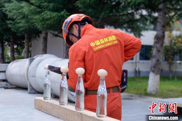 西藏林芝森林消防技能大練兵現(xiàn)場，消防員使用液壓鉗夾取雞蛋。　楊永龍 攝