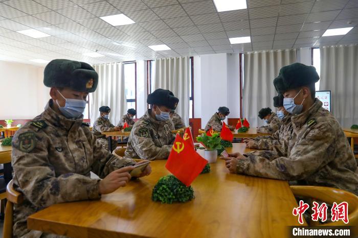 圖為阿里軍分區(qū)某邊防團(tuán)組織官兵通過手機(jī)收聽收看二十大開幕盛況。　劉曉東供圖