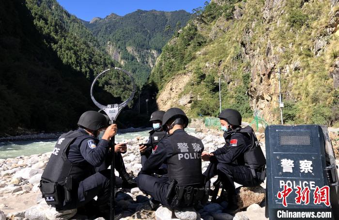 圖為西藏吉隆出入境邊防檢查站移民管理警察在中尼邊境巡邏途中收看二十大開幕直播?！」陆y(tǒng) 攝