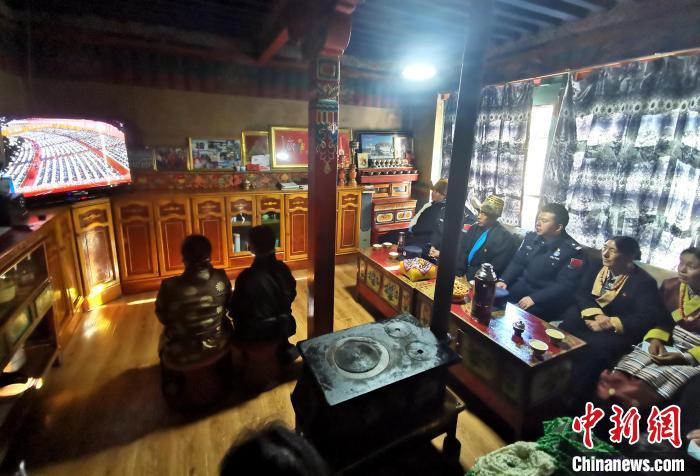 圖為西藏普蘭出入境邊防檢查站斜爾瓦執(zhí)勤點(diǎn)移民管理警察與駐地民眾一起收看二十大開幕盛況。　郭曉光 攝
