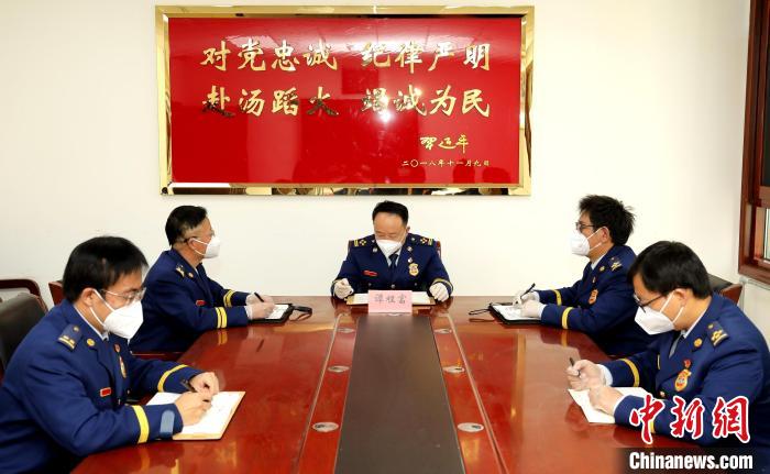 圖為西藏森林消防總隊(duì)在二十大開幕會(huì)結(jié)束后組織學(xué)習(xí)討論。　西藏森林消防總隊(duì)供圖