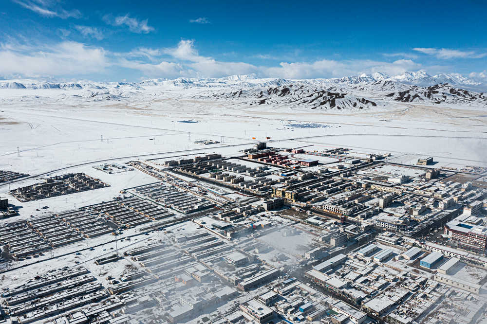 西藏阿里地區(qū)改則縣迎來初雪，銀裝素裹，美如畫卷。