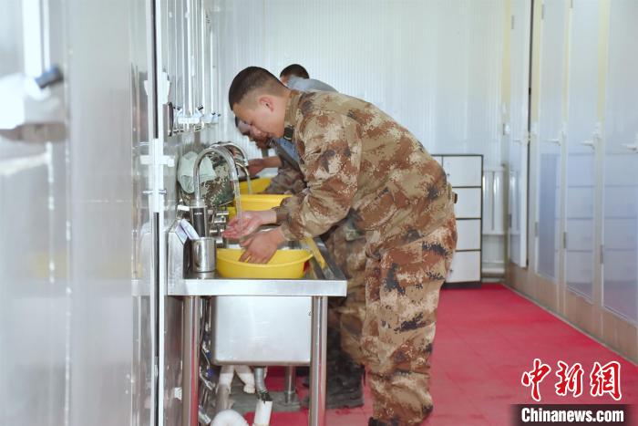 圖為阿里軍分區(qū)某邊防團官兵在新建水房洗漱?！詵| 攝