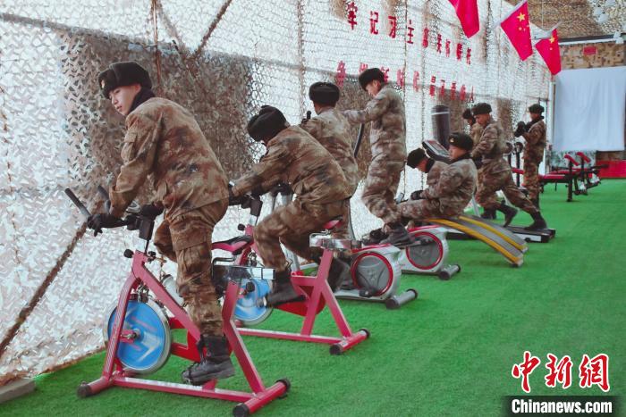 圖為阿里軍分區(qū)某邊防團官兵在陽光房里鍛煉?！詵| 攝