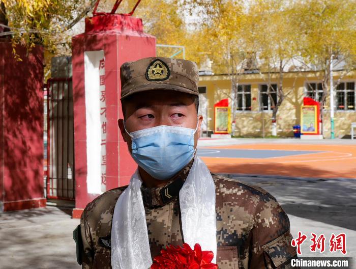 圖為什布奇邊防連退伍老兵臨別前再看一眼連隊?！詵| 攝