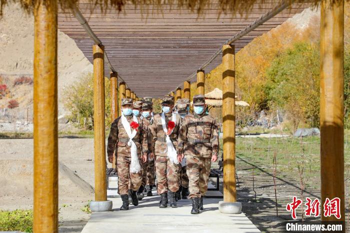 圖為什布奇邊防連退伍老兵臨別前再看一眼連隊?！詵| 攝