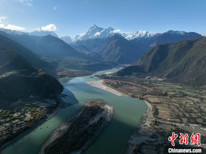 西藏林芝雅魯藏布大峽谷的雪山風光?！《拘?攝