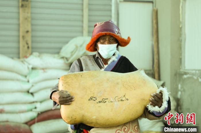 圖為茶措村牧區(qū)改革合作社酥油分紅現(xiàn)場。　索朗仁青 攝