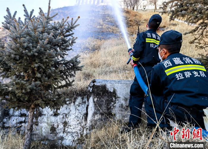 12月6日，布達(dá)拉宮消防救援大隊(duì)在布達(dá)拉宮山體林草區(qū)域開展?jié)窕ぷ??！㈣?攝