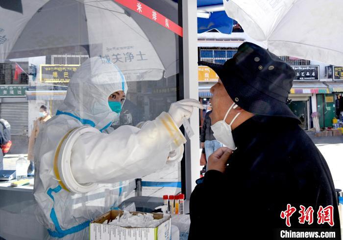 12月7日，拉薩市民正在進(jìn)行核酸檢測?！±盍?攝