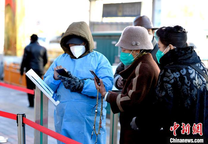 12月7日，拉薩市民掃碼進(jìn)入銀行辦理業(yè)務(wù)?！±盍?攝