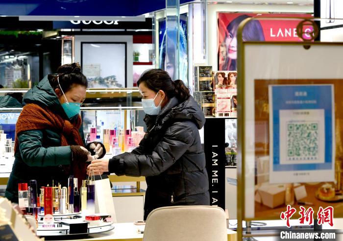 12月7日，拉薩，市民掃碼進(jìn)入拉薩百貨大樓選購護膚品?！±盍?攝