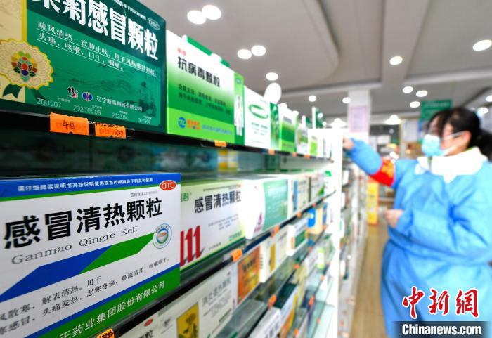 12月7日，拉薩宇拓路一藥店工作人員正在整理店內(nèi)的感冒類藥品?！±盍?攝