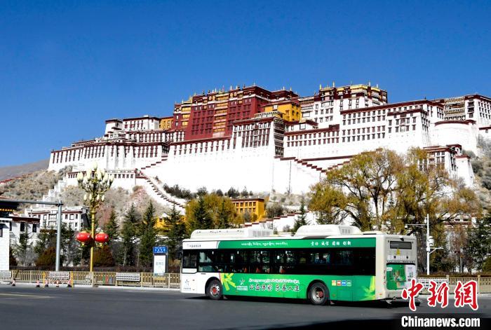 12月7日，一輛公交車從拉薩市城關(guān)區(qū)北京中路駛過?！±盍?攝