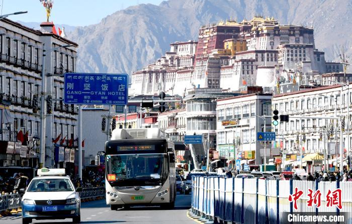12月7日，一輛公交車從拉薩市城關(guān)區(qū)北京東路駛過?！±盍?攝