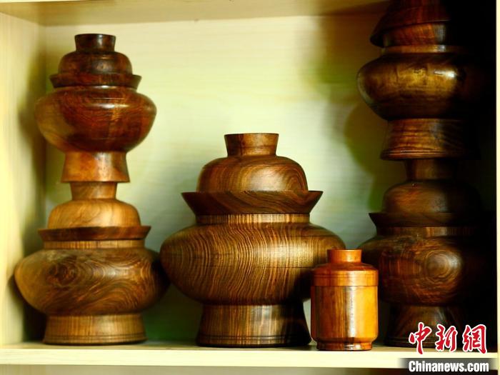 圖為各種木碗成品?！?鄧巴 　攝