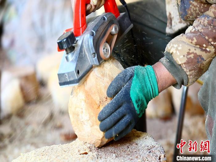 圖為手工藝人正在制作木碗?！〉录?　攝