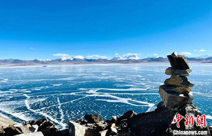 圖為普瑪江塘鄉(xiāng)境內(nèi)的雪山、冰湖美景?！±丝ㄗ涌h網(wǎng)信辦供圖