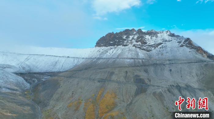 圖為邊壩縣降雪時(shí)夏貢拉山段路況?！∵厜慰h融媒體中心供圖