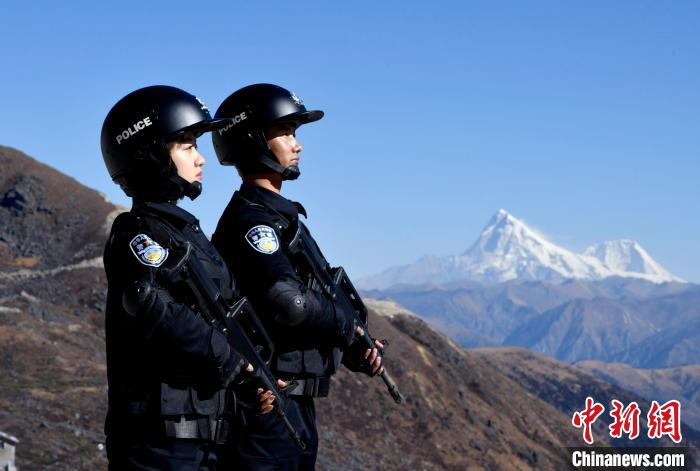 1月6日，移民警察在執(zhí)勤。　李林 攝