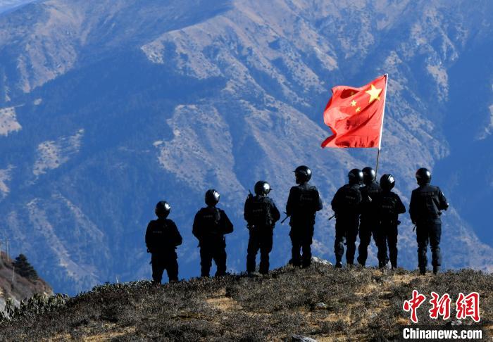 1月6日，移民警察在執(zhí)勤?！±盍?攝