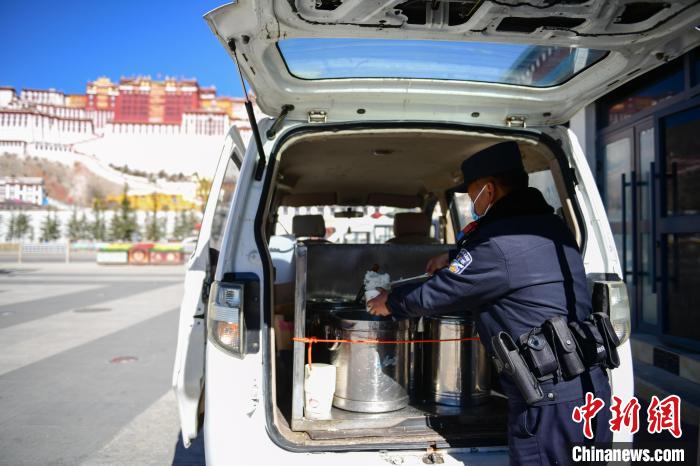 圖為1月23日，布達(dá)拉宮廣場派出所民警正在打午飯?！∝暩聛硭?攝