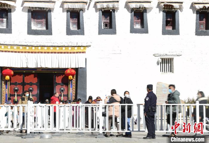 圖為1月23日，布達(dá)拉宮廣場派出所民警正在引導(dǎo)游客?！∝暩聛硭?攝