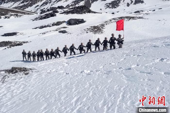 春節(jié)期間，西藏軍區(qū)山南軍分區(qū)某邊防團官兵踏雪巡邊?！〉┰鰰x美 攝