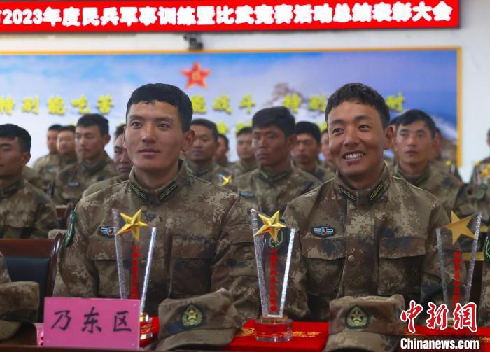 表彰大會上，獲獎選手開心瞬間?！敲衫?攝