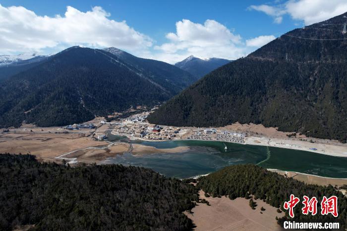 2月17日，西藏林芝魯朗小鎮(zhèn)。(無人機(jī)照片) 李林 攝