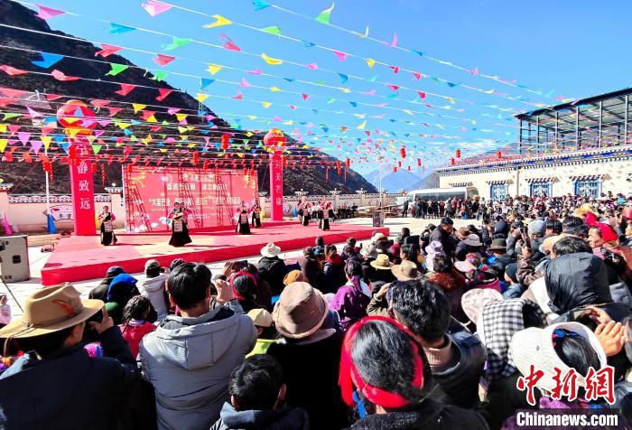 文藝活動全景?！∶⒖悼h委宣傳部供圖