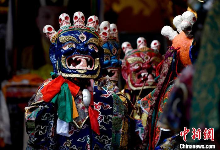 2月19日，楚布寺僧人們佩戴面具準(zhǔn)備參加跳神活動(dòng)?！±盍?攝