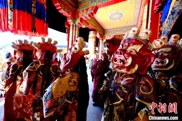 2月19日，楚布寺僧人們佩戴面具準(zhǔn)備參加跳神活動(dòng)?！±盍?攝