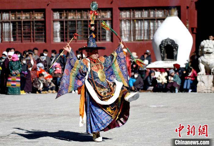 2月19日，楚布寺僧人參加跳神活動(dòng)?！±盍?攝