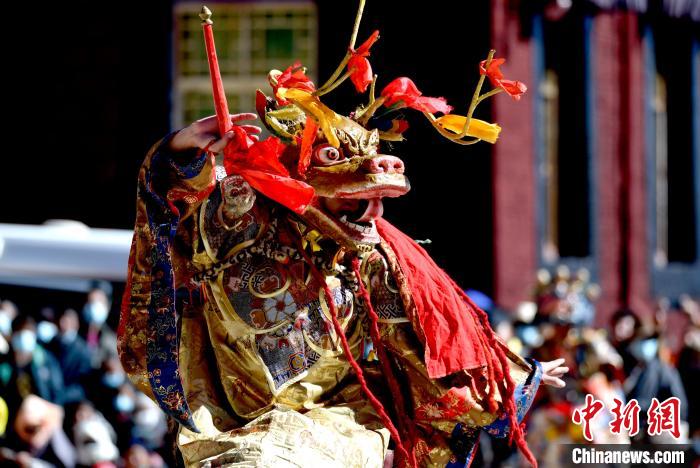 2月19日，楚布寺僧人佩戴面具參加跳神活動(dòng)?！±盍?攝