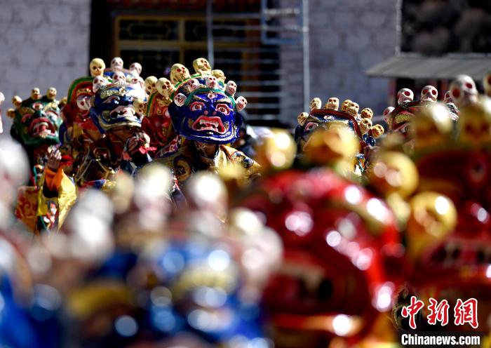 2月19日，楚布寺僧人們佩戴面具參加跳神活動(dòng)?！±盍?攝