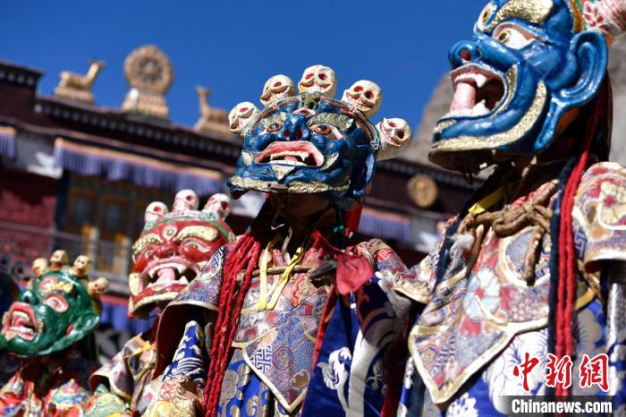 2月19日，楚布寺僧人們佩戴面具參加跳神活動(dòng)?！±盍?攝