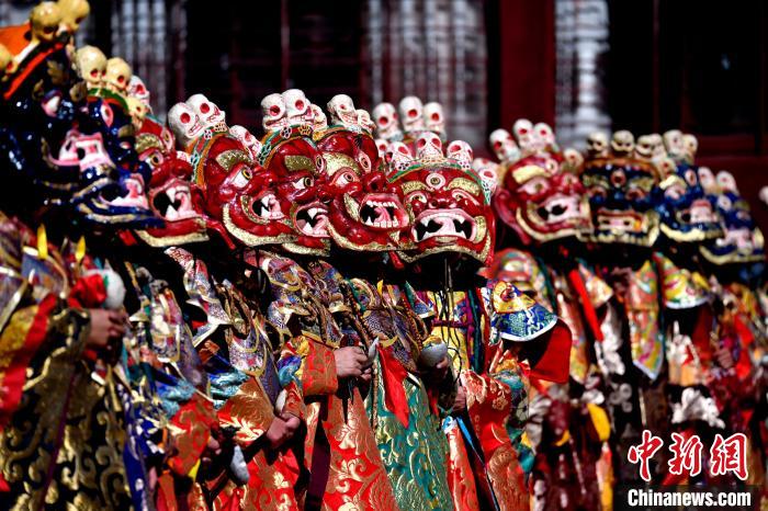 2月19日，楚布寺僧人們佩戴面具參加跳神活動(dòng)?！±盍?攝