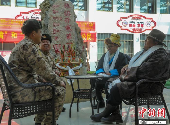 圖為阿里軍分區(qū)某邊防團(tuán)官兵與駐地群眾拉家常。　劉曉東 攝