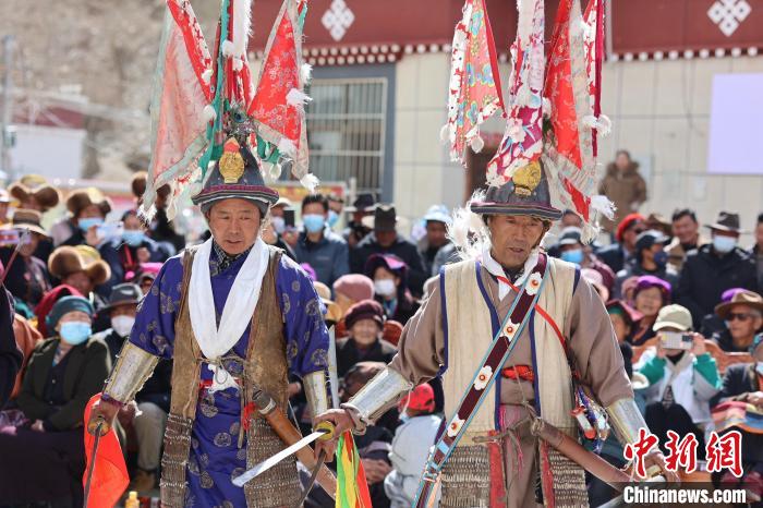 圖為兩位藝人表演瓊結(jié)“果孜”舞?！愔闈扇?攝