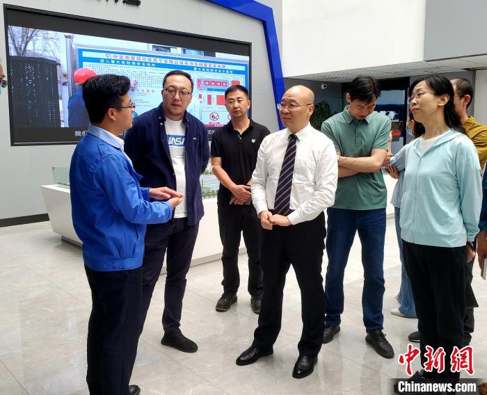 圖為全國(guó)政協(xié)委員、農(nóng)工黨青海省委主委王昆(中)在企業(yè)調(diào)研?！」鶟M福 供圖