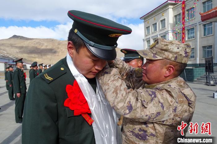 卸下軍銜等標識?！⒖≥x 攝