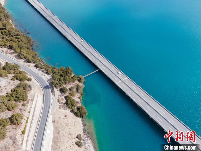 圖為西藏林拉高等級公路多布湖段風光。　江飛波 攝