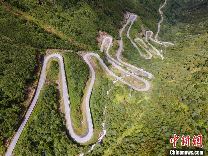 圖為西藏山南錯那縣的盤山公路，錯那縣被命名為全國“四好農(nóng)村路”示范縣。　江飛波 攝