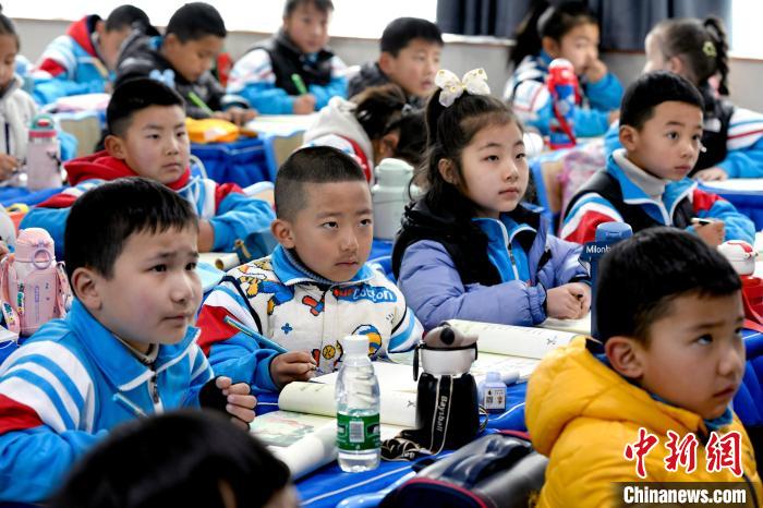 3月14日，西藏拉薩市第一小學一年級六班學生正在上藏語文課?！±盍?攝