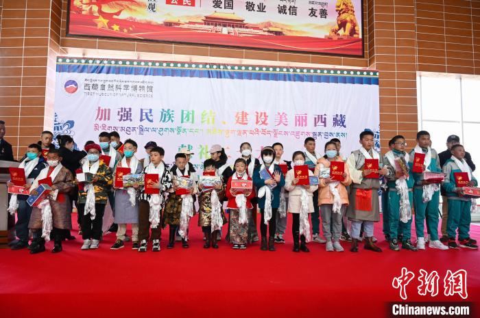圖為部分獲獎(jiǎng)學(xué)生合影?！≮w朗 攝