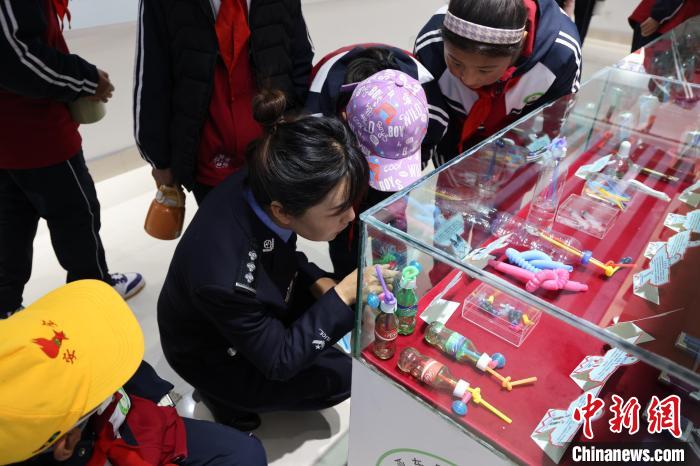 圖為亞?wèn)|邊檢站民警為駐地小學(xué)生開(kāi)展禁毒教育。　胡利媛 攝