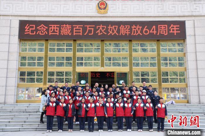 圖為亞?wèn)|邊檢站民警代表與駐地小學(xué)師生代表合影留念?！『?攝