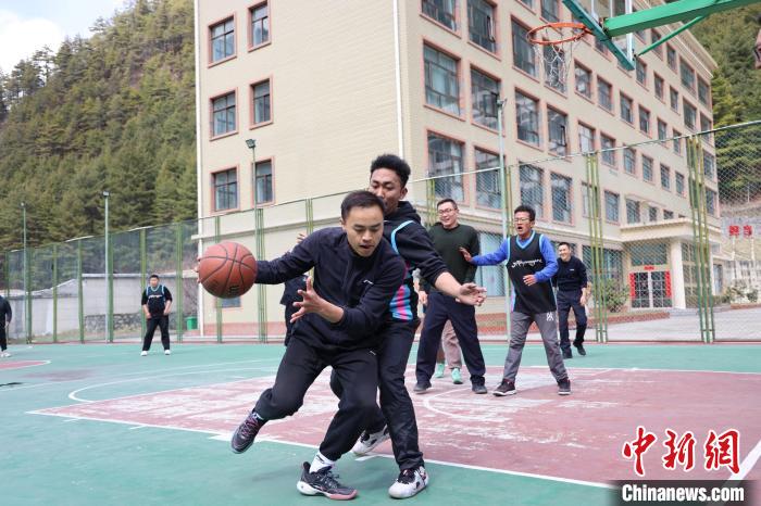 圖為亞?wèn)|邊檢站民警與駐地農(nóng)業(yè)銀行代表開(kāi)展籃球友誼賽?！『?攝